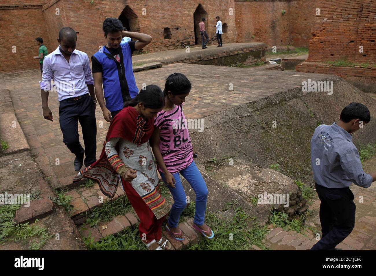 Un grupo de estudiantes universitarios que visitan el antiguo complejo universitario budista de Nalanda en Nalanda, Bihar, India. Foto de stock