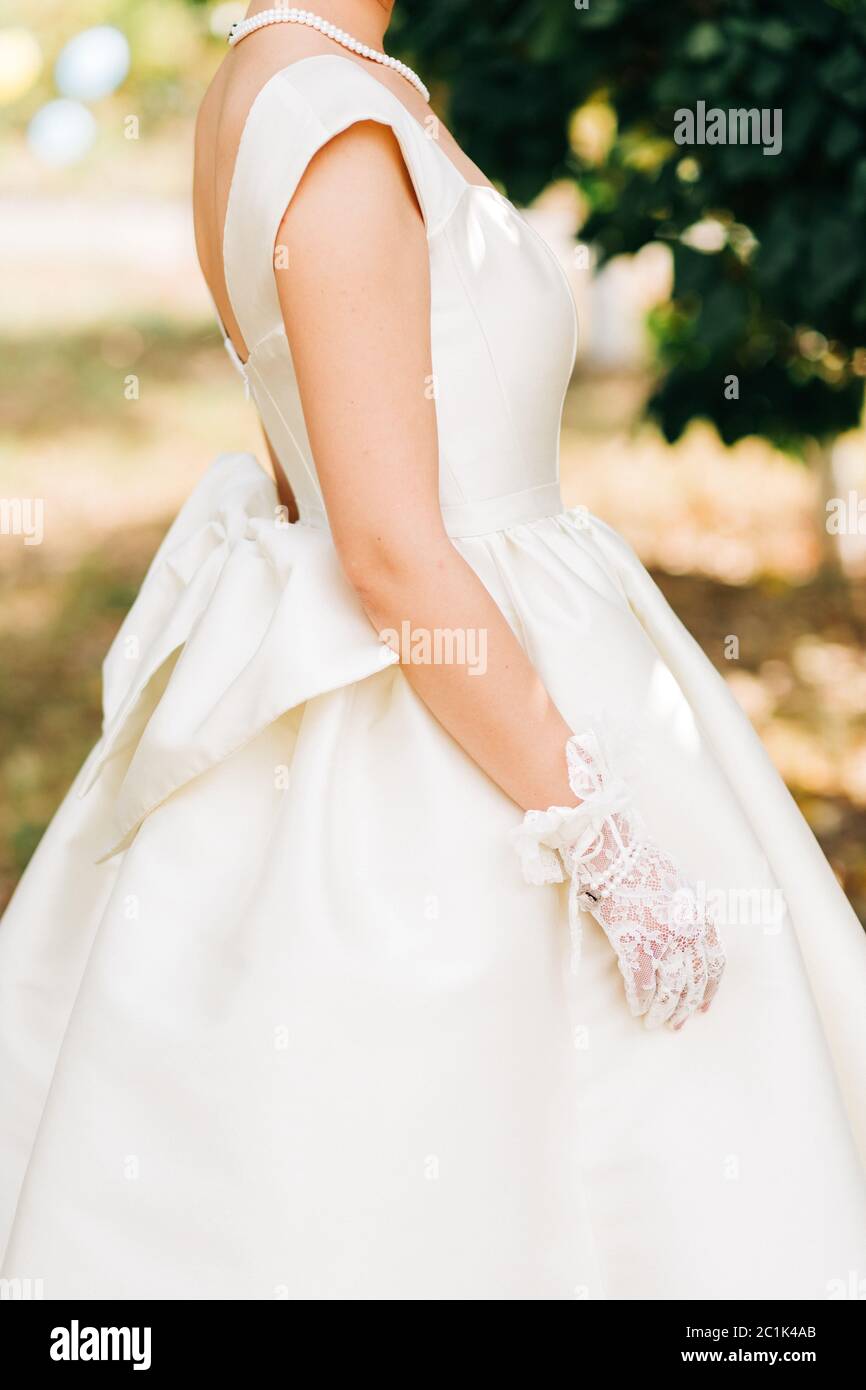 Vestido de boda vintage con guantes de encaje Fotografía de stock - Alamy