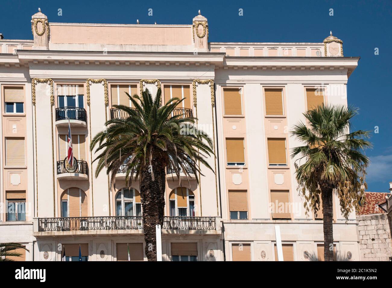 Edificio público con palmeras Foto de stock