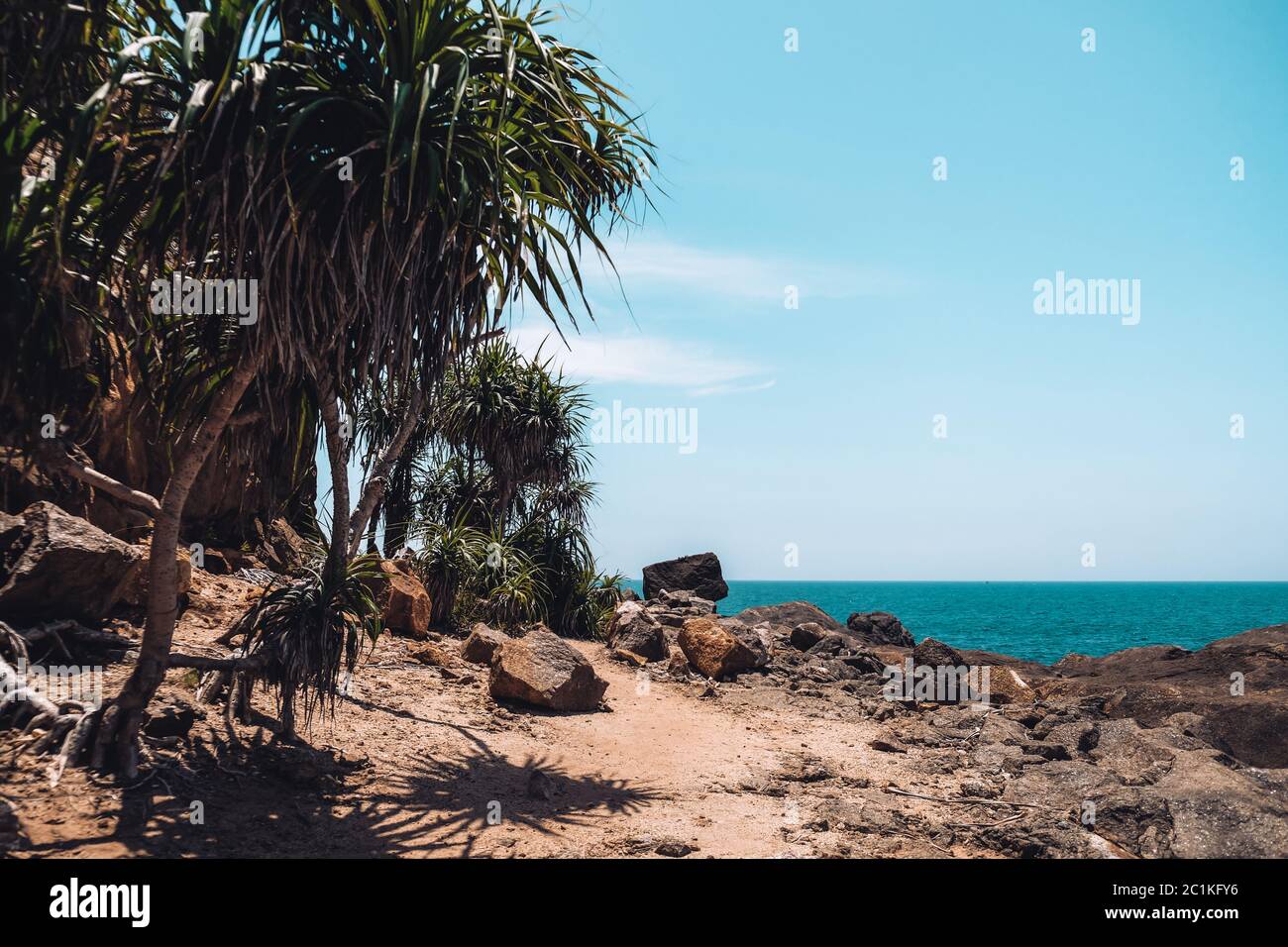 Una vista maravillosa desde la playa tropical aislada en Sri Lanka. Destino desconocido con nadie alrededor. Lugar aislado con árboles, rocas y el océano Foto de stock
