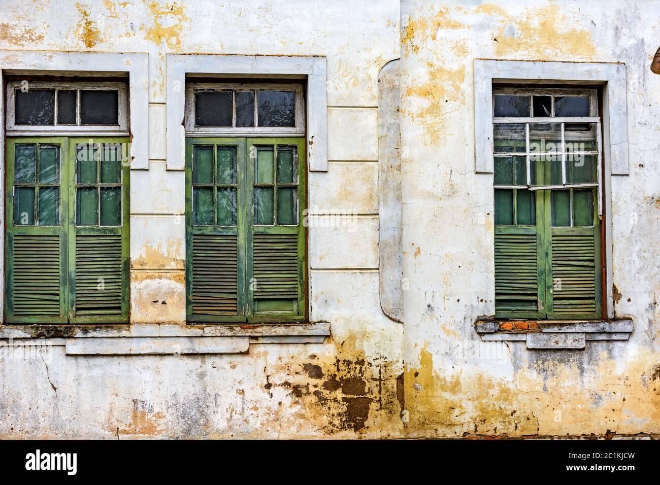 Fachada y ventanas de casas antiguas dañadas construidas en la ciudad de Ouro Preto Foto de stock