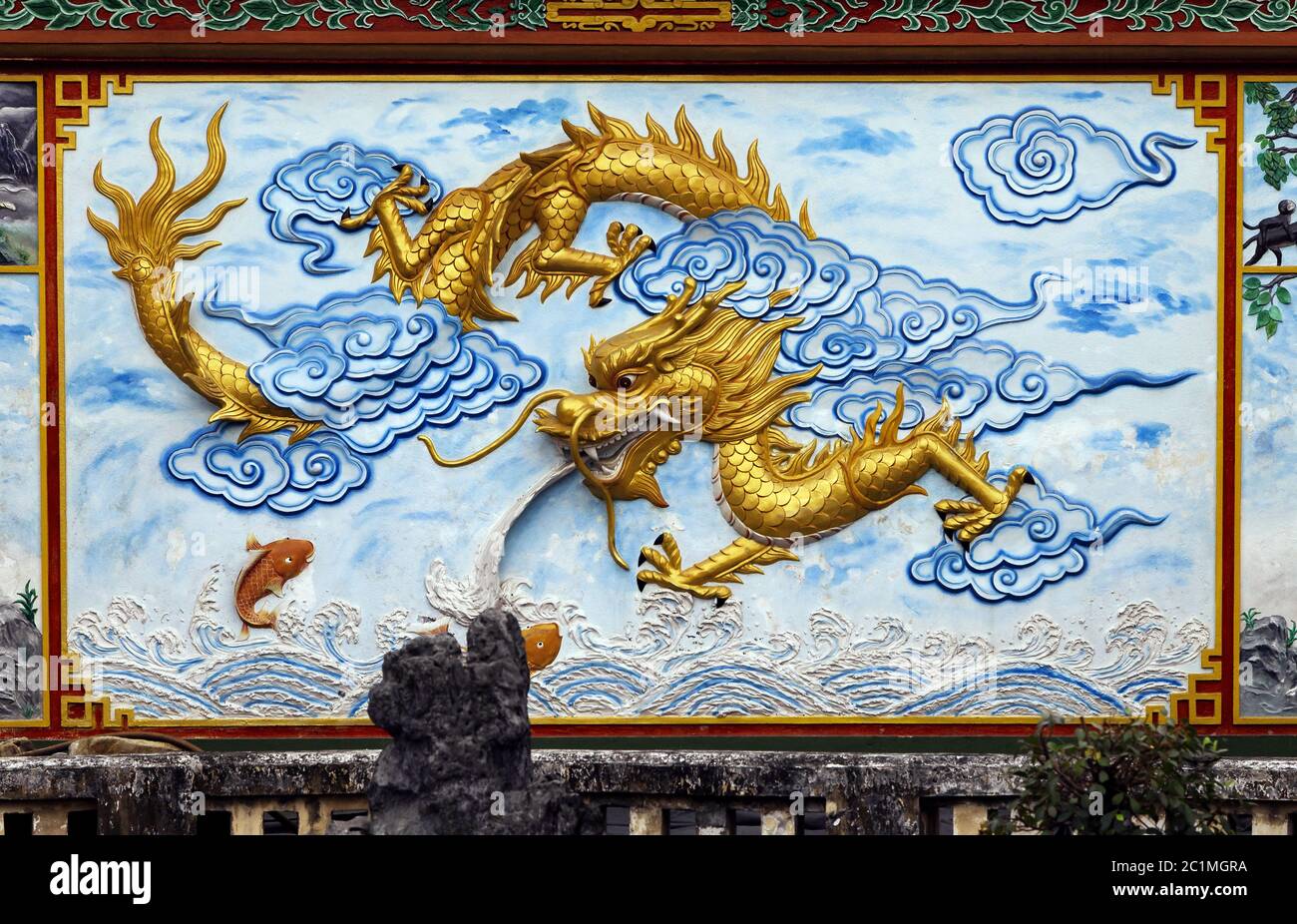 Dragon la decoración de un templo en Vietnam Foto de stock