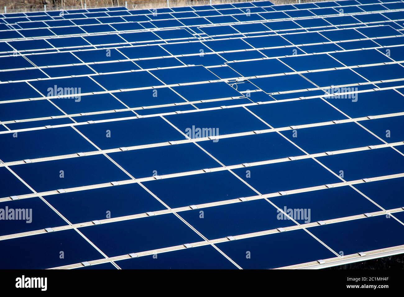 Las energías renovables con módulos solares en el sol Foto de stock
