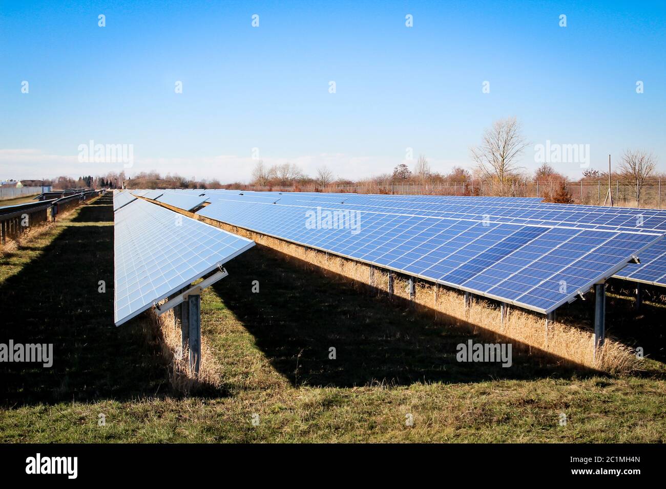 Las energías renovables con módulos solares en el sol Foto de stock