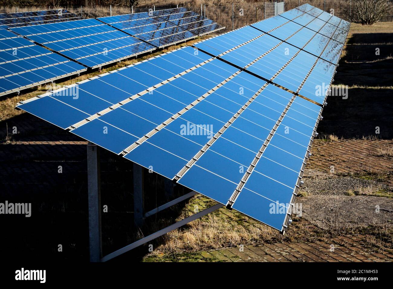 Las energías renovables con módulos solares en el sol Foto de stock