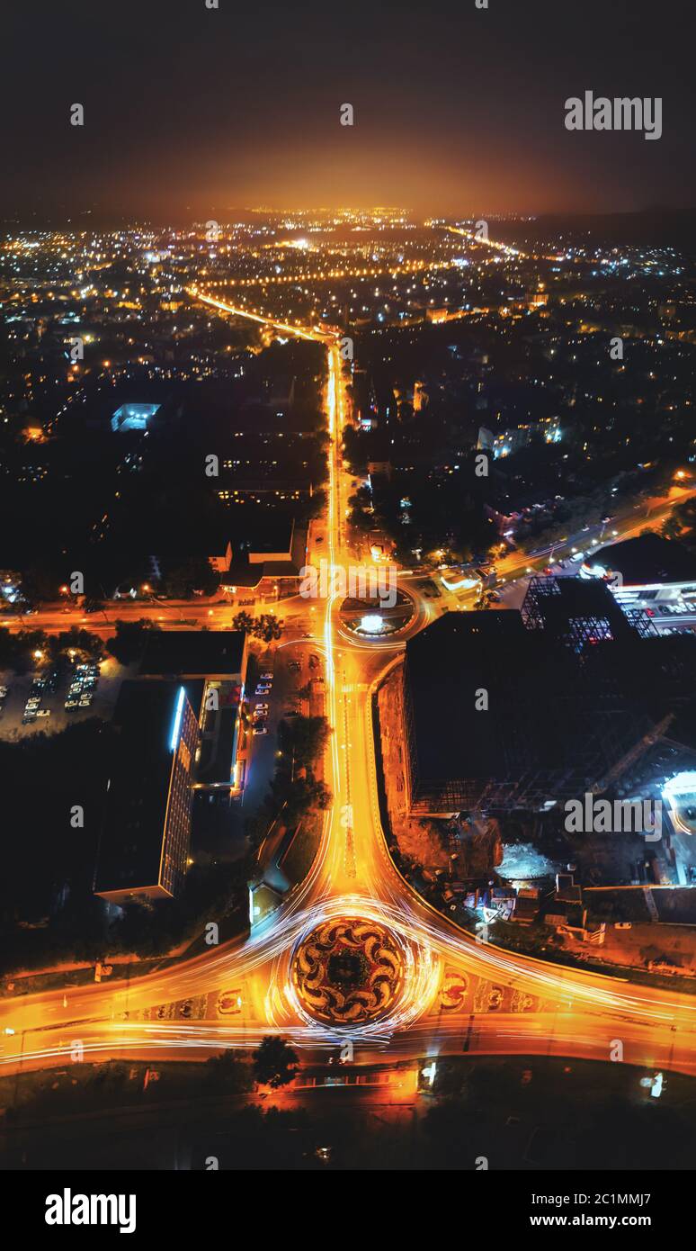 Noche en la ciudad de larga exposición. Carreteras nocturnas con anillos en  un pequeño pueblo en el norte del Cáucaso. Rusia Fotografía de stock - Alamy