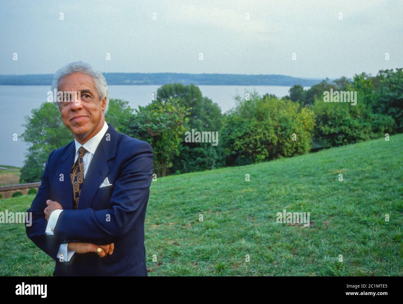 MOUNT VERNON, VIRGINIA, EE.UU., 6 DE SEPTIEMBRE de 1991 - el gobernador de Virginia Douglas Wilder, en los terrenos de Mount Vernon, con vistas al río Potomac. Foto de stock
