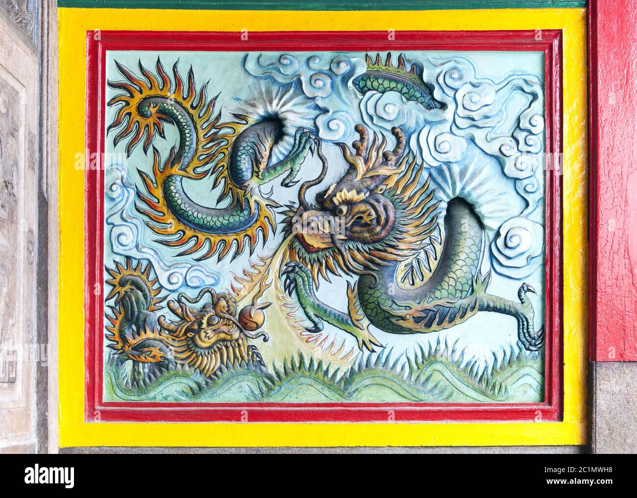 Dragon la decoración de un templo en Vietnam Foto de stock