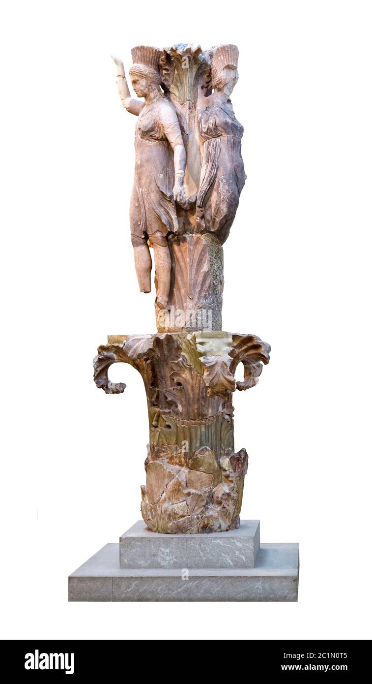 Los bailarines de Delfos, también conocidos como la columna Acanthus, son tres figuras femeninas en alto relieve en lo alto de una columna de acanthus que se encuentra cerca del santuario Foto de stock
