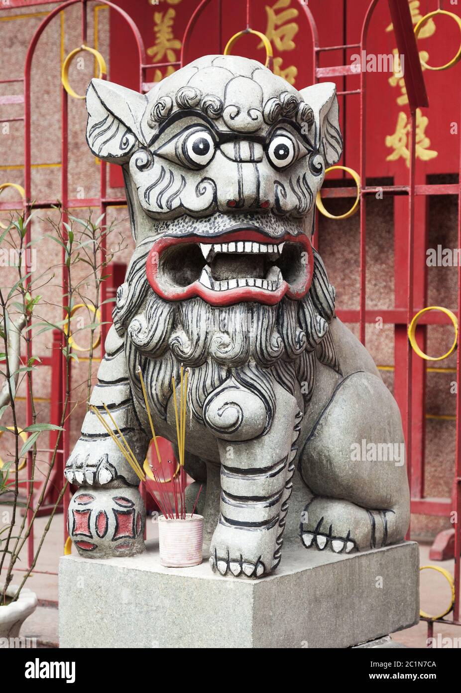 León chino en la entrada de un templo Foto de stock