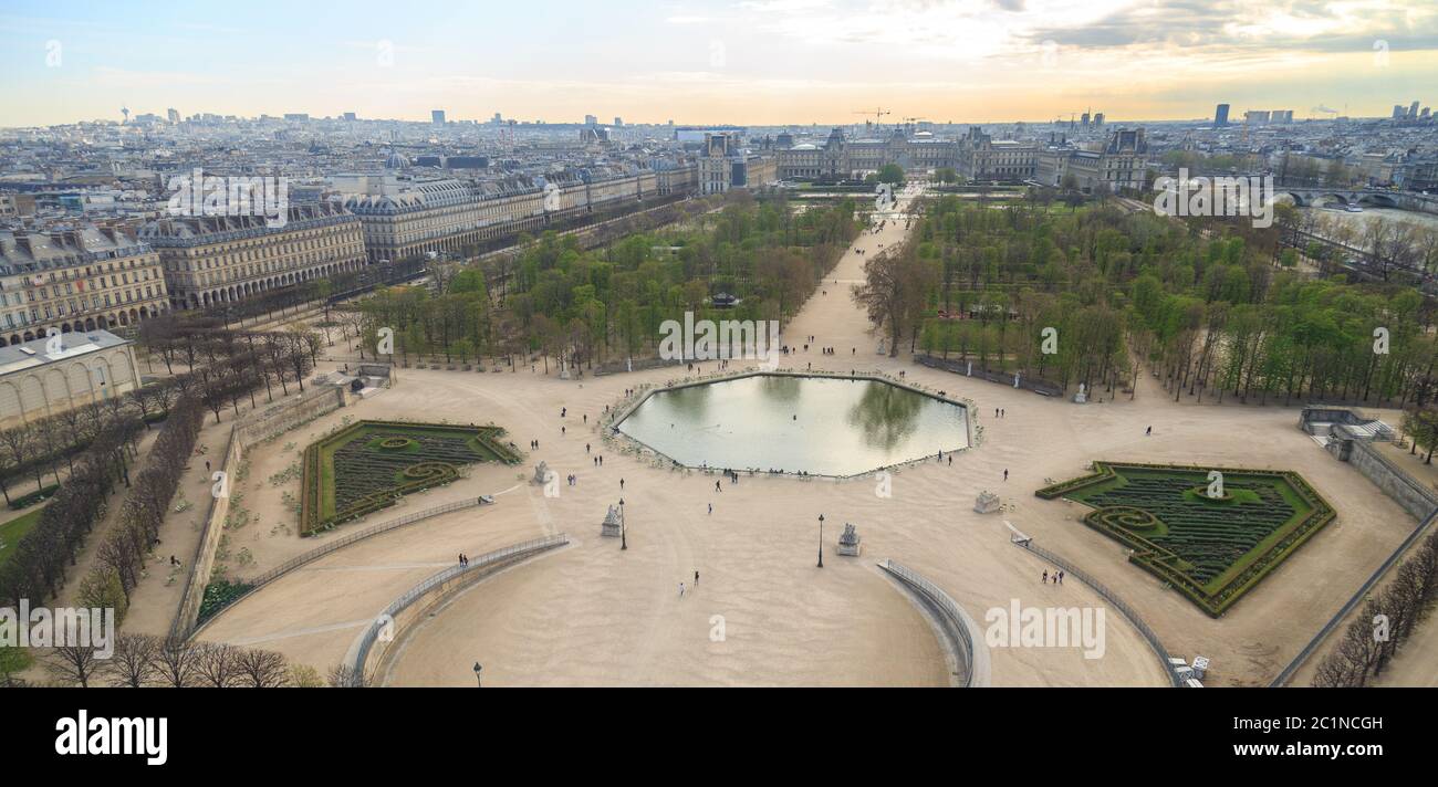 París, Francia, 28 2017 de marzo: Vista aérea desde la noria del Jardín de las Tullerías y el Palacio del Louvre Foto de stock