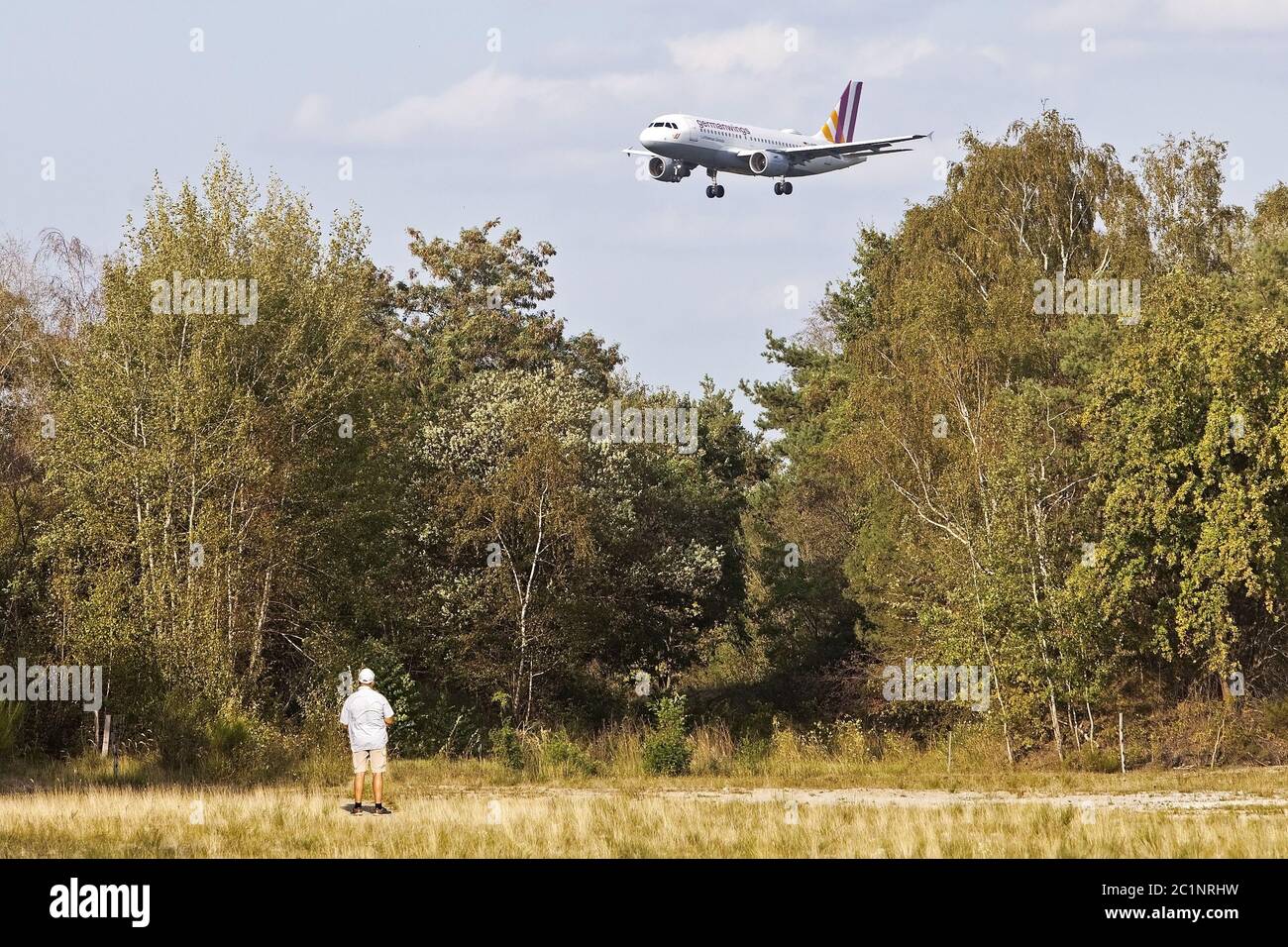 Avión aproximándose la naturaleza reservat Wahner Heide, Aeropuerto Koeln-Bonn, Koeln, Alemania, Europa Foto de stock