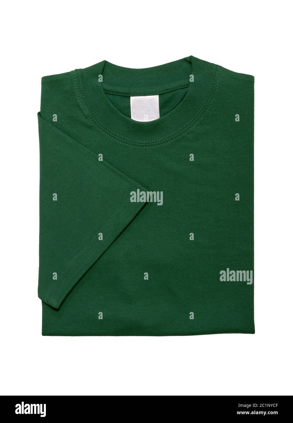 camiseta doblada verde aislada sobre fondo blanco Foto de stock