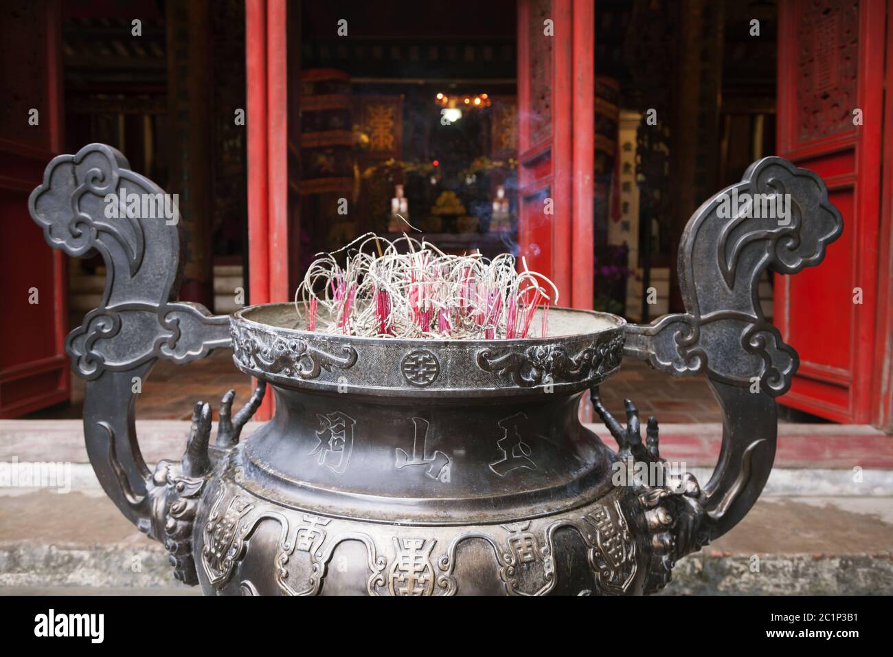 Quemador Incence, el templo Ngoc Son, en Hanoi. Foto de stock