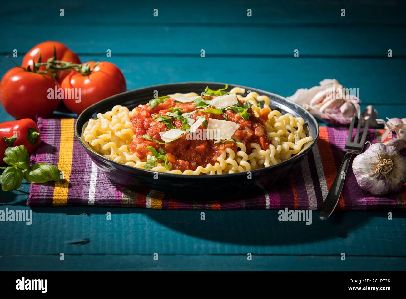 Pasta al Pomodoro, Fusilli Lunghi mit Tomatensauce, Knoblauch, Basilikum, Parmesan und Pepperoni Foto de stock