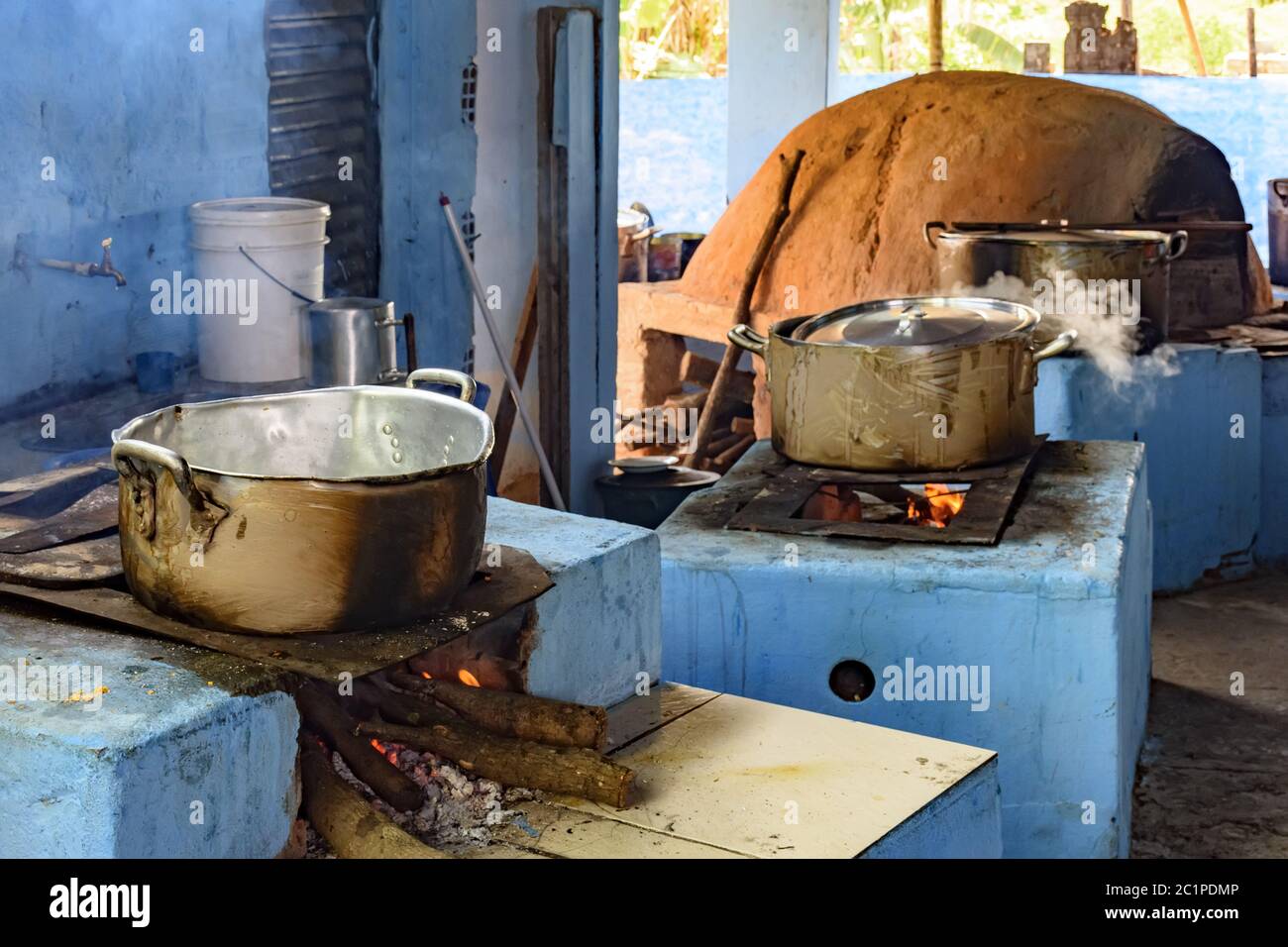 Granja cocina rústica en el interior de Brasil con estufa de madera y horno de arcilla Foto de stock