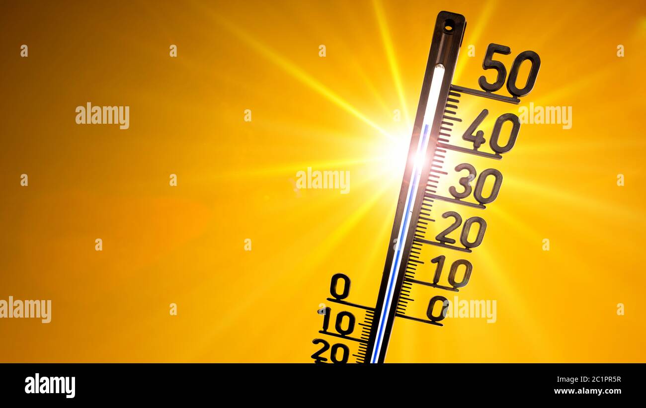 Verano caliente o fondo de ola de calor, sol brillante en el cielo naranja con termómetro Foto de stock