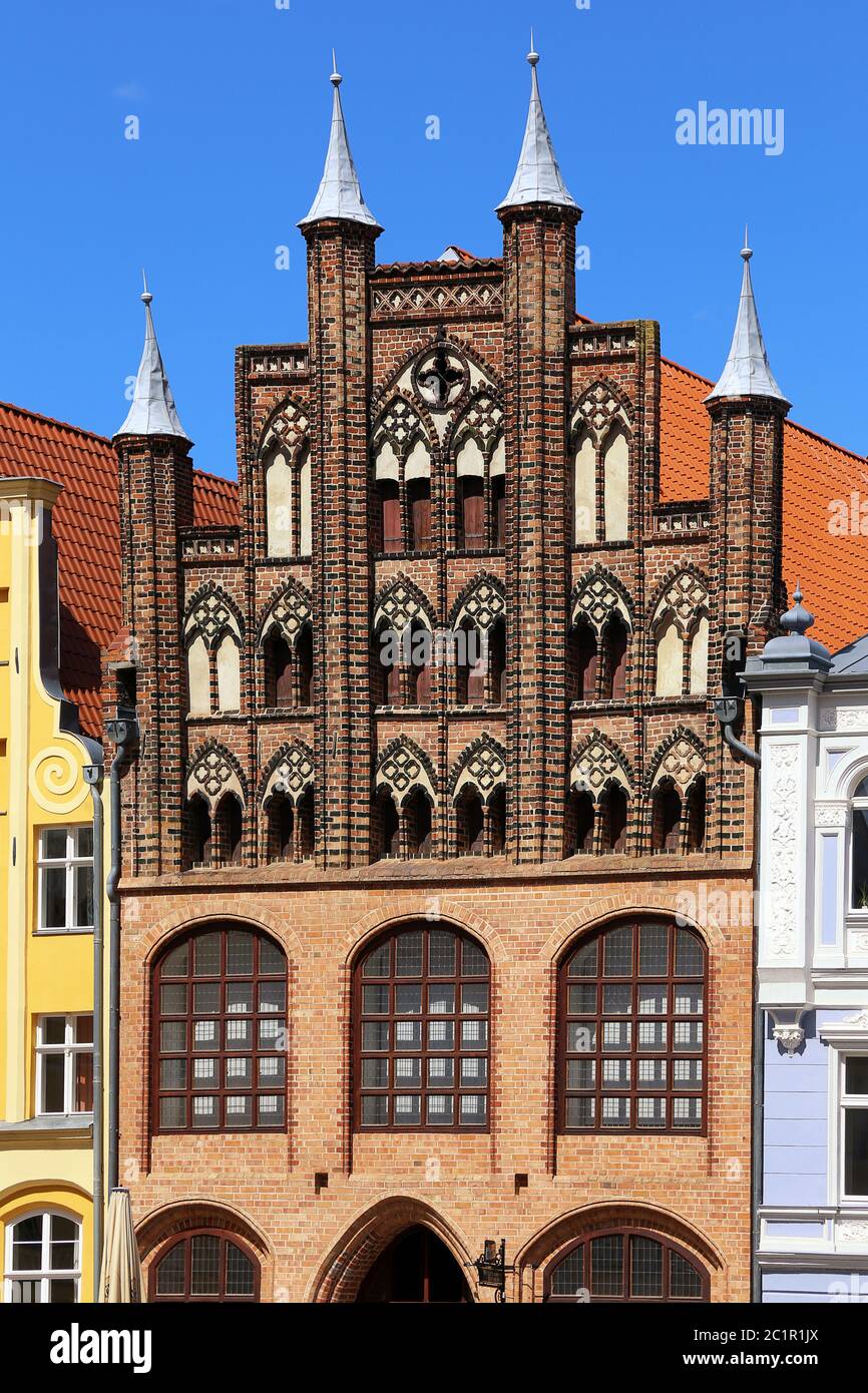 Wulflamhaus en el gótico del ladrillo de Alemania del norte en el mercado viejo en Stralsund Foto de stock