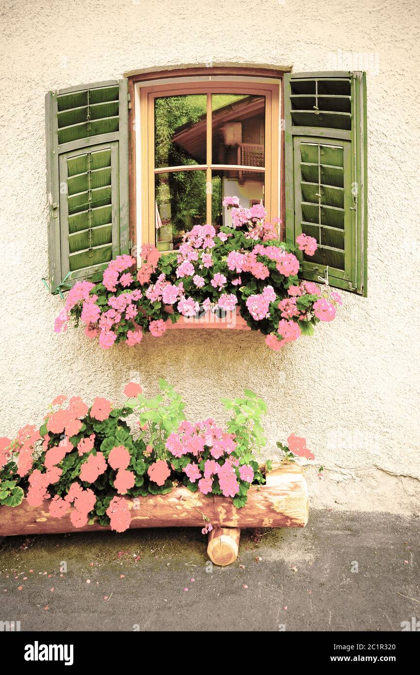 Ventana italiana con persianas Foto de stock