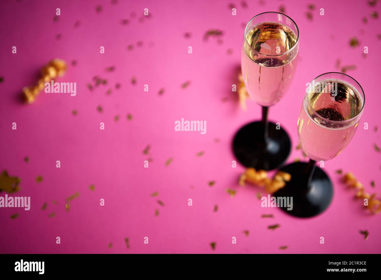 Dos copas llenas de champán vino con decoración dorada Foto de stock