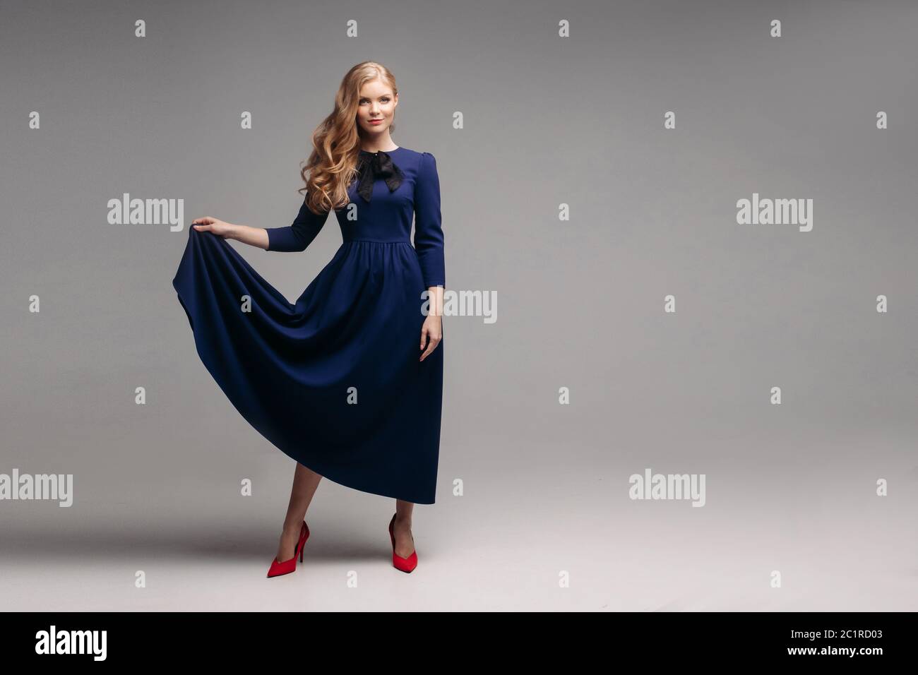 Vestido negro y azul fotografías e imágenes de alta resolución - Alamy Vestido negro y azul fotografías e imágenes de alta resolución - Alamy