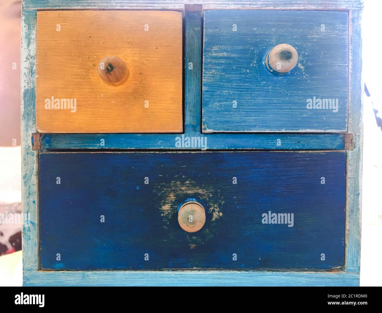 Cajón de madera de colores, madera de estilo vintage en la pared de