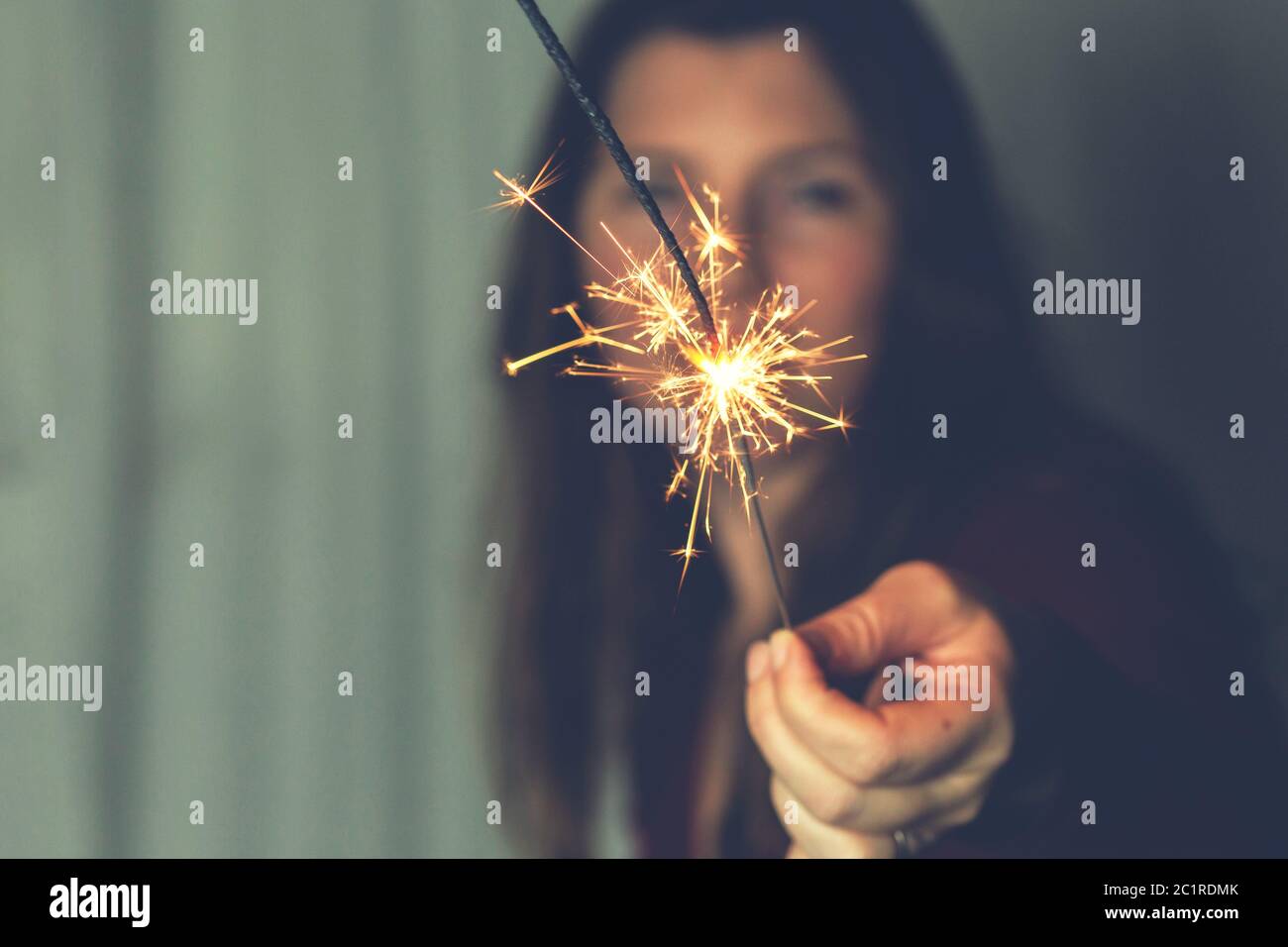 Mujer con Bengala Celebración de fuegos artificiales piromusical felicidad concepto Foto de stock