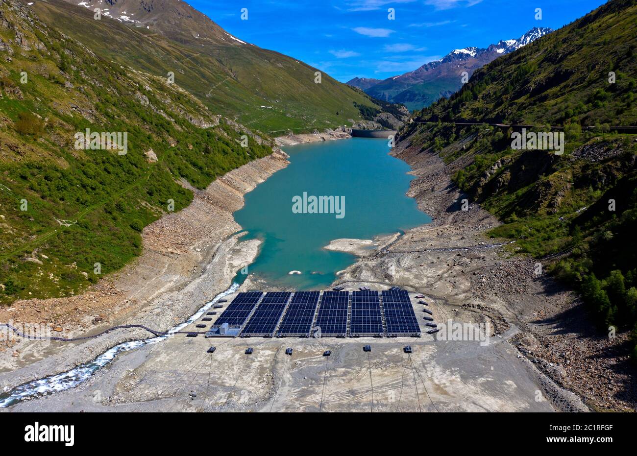 Los bajos niveles de agua perjudican el funcionamiento de la primera planta solar flotante alpina, el Lac des Toules, Bourg-St-Pierre, Valais, Suiza Foto de stock