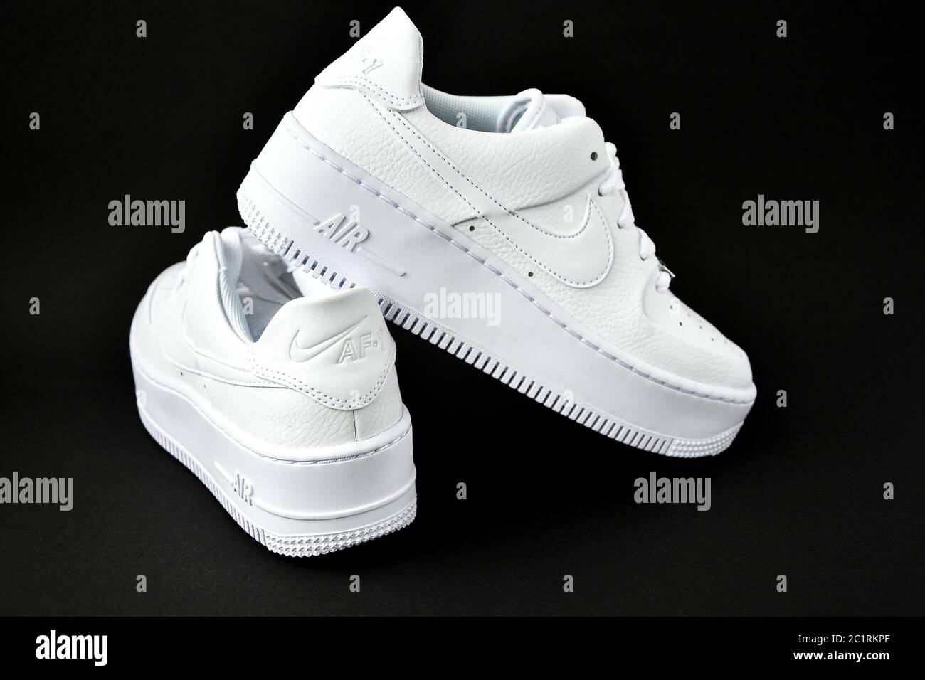 Zhytomyr, Ucrania - 1 de junio de 2020: Nike Air Force 1 Sage sneakers de  color blanco sobre fondo negro. Foto editorial ilustrativa Fotografía de  stock - Alamy