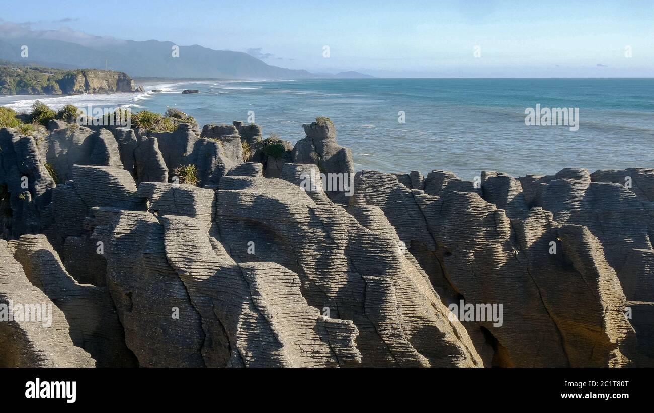 rocas de panqueques en punakaiki en la costa oeste de nueva zelanda Foto de stock