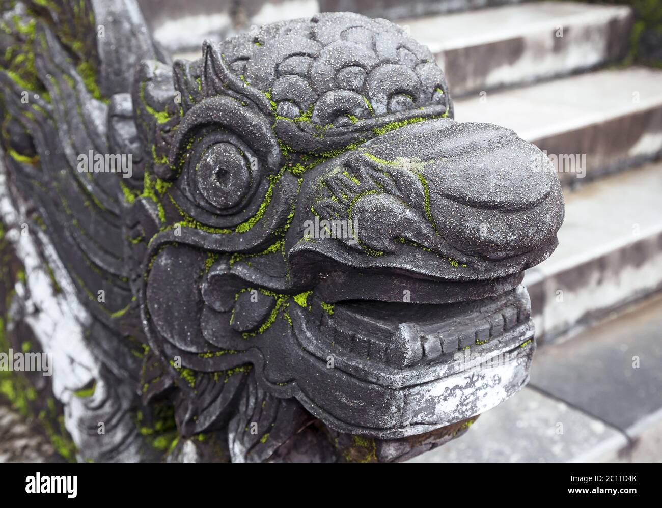 Pasamanos con forma de dragón en Hue Imperial Palace Foto de stock