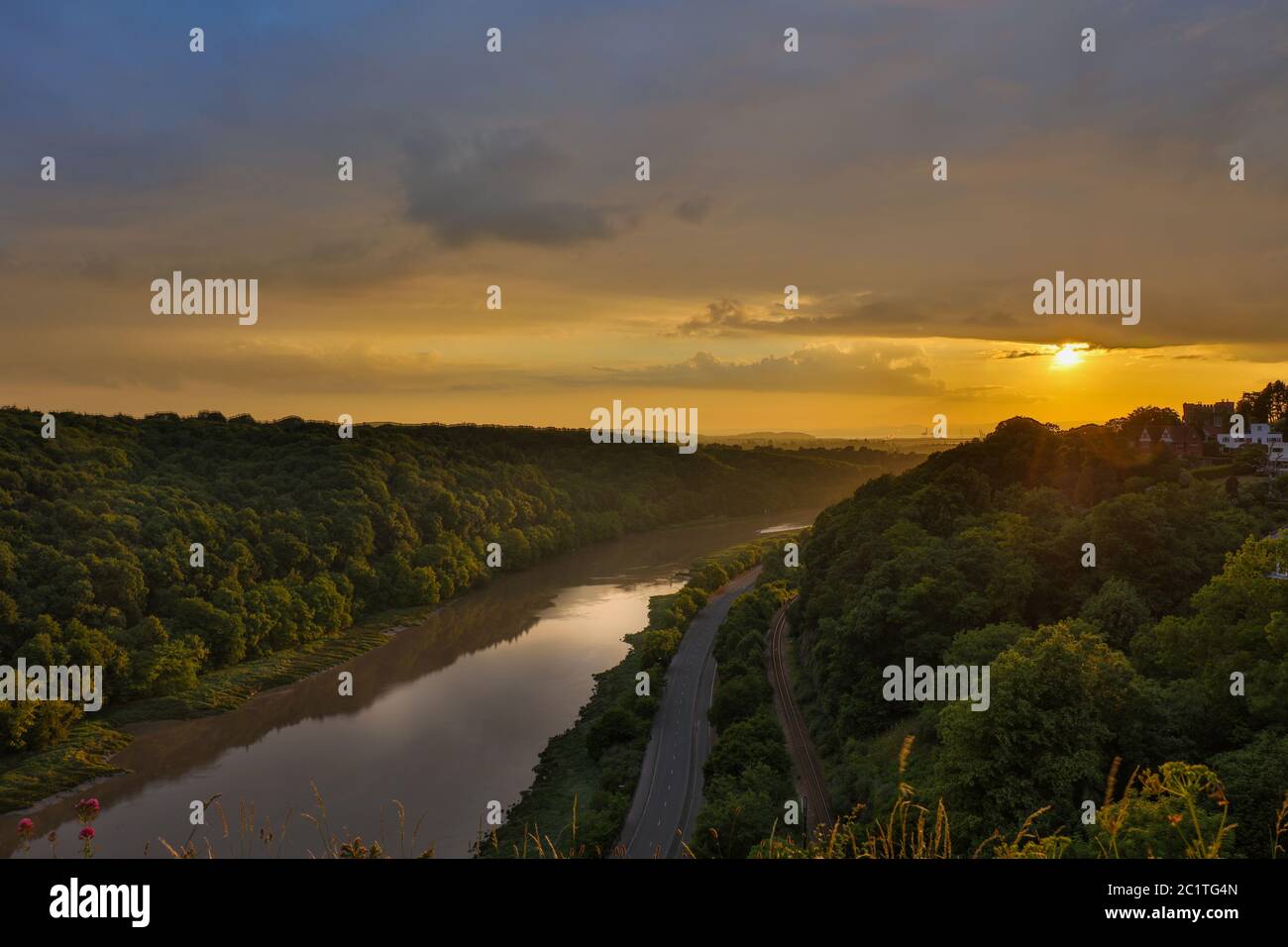 Puesta de sol en la Avonmouth con el río Avon y la Reserva Natural Nacional de Leigh Woods Foto de stock