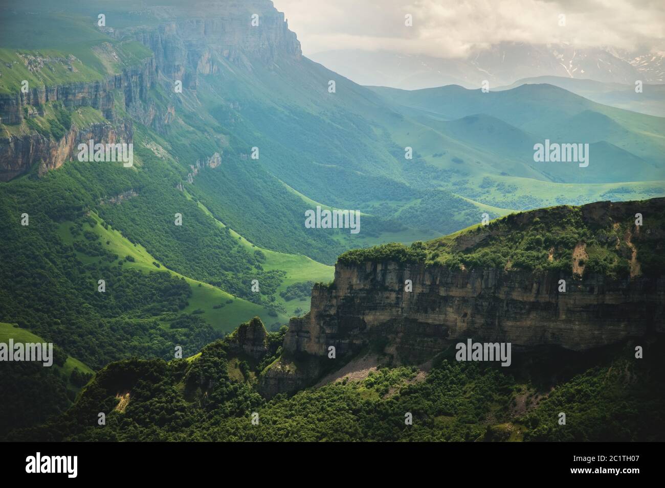 Paisaje dramático de un valle verde al pie de la meseta de Inal en el Cáucaso Norte Foto de stock