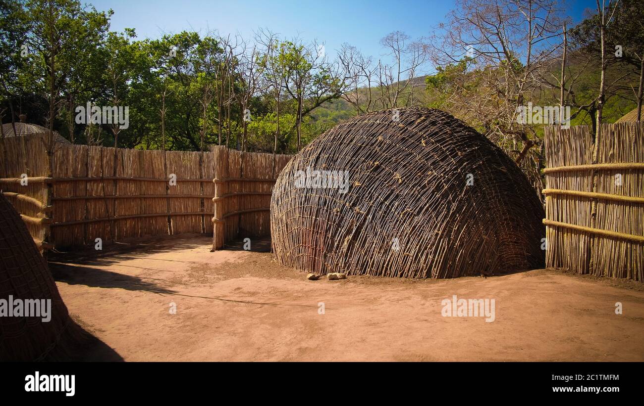 Tradicional cabaña swati en el pueblo cerca de Manzini, Mbabane en Eswatini, ex Suazilandia Foto de stock
