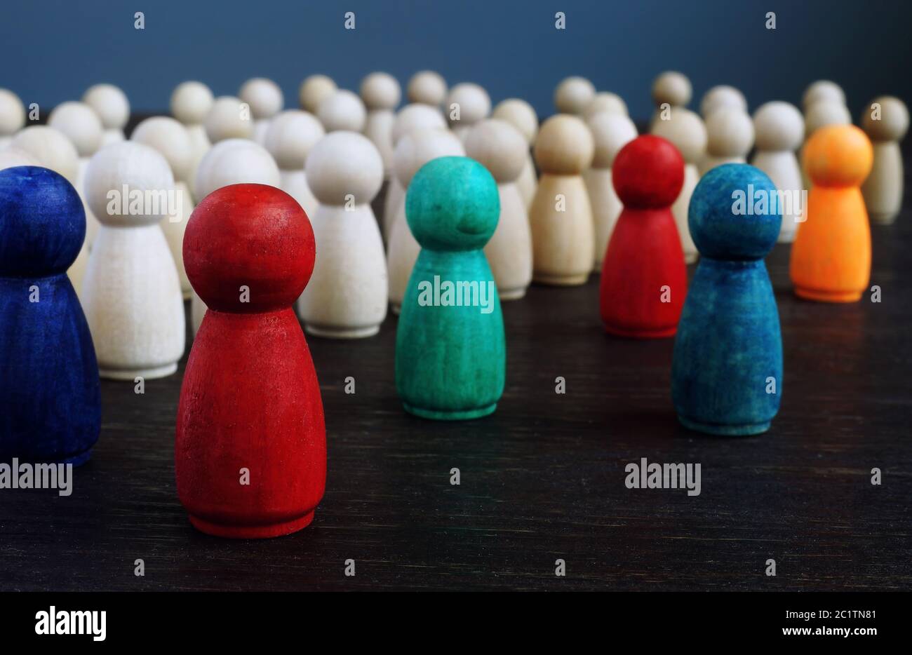 Concepto de diversidad e inclusión. Multitud de figuras de madera y figuras de color. Foto de stock