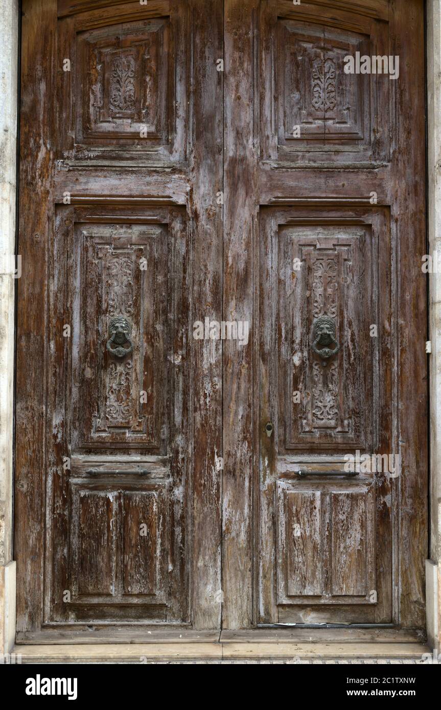 Puertas de madera deterioradas con perillas de Leon Fotografía de stock -  Alamy