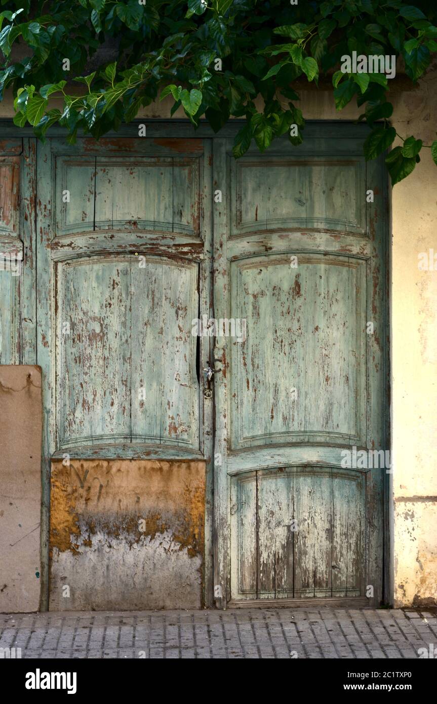 Puerta en madera verde con pintura deteriorada Fotografía de stock - Alamy