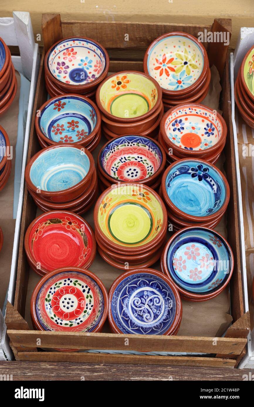 Productos de cerámica portugueses - recuerdos artesanales típicos en  Albufeira, Portugal Fotografía de stock - Alamy