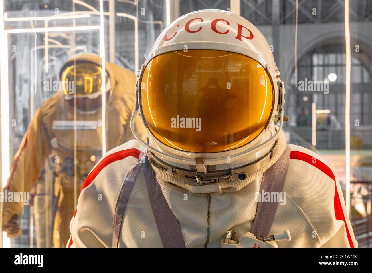 Maniquí de cosmonauta soviético o o traje de hombre espacial y casco, de cerca de stock - Alamy