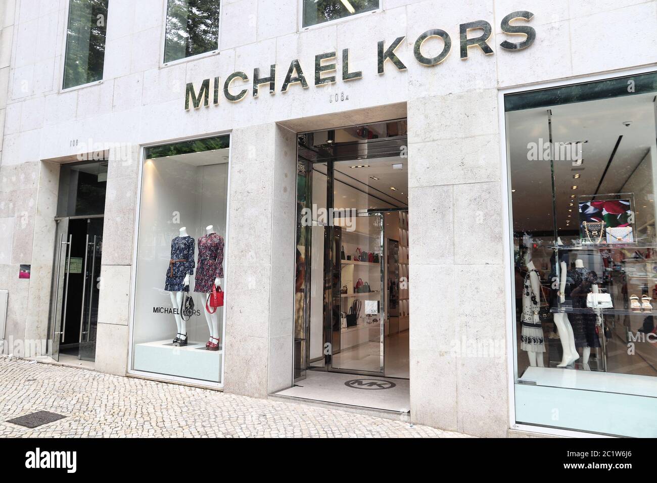 LISBOA, PORTUGAL - 6 DE JUNIO de 2018: Los compradores visitan la tienda de  moda Michael Kors en la Avenida da Liberdade en Lisboa. Este famoso bulevar  es famoso por lux Fotografía