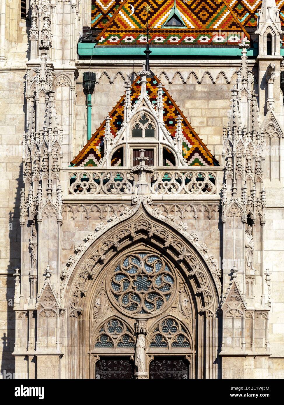 Budapest, la Iglesia Matías, el detalle de una entrada Foto de stock