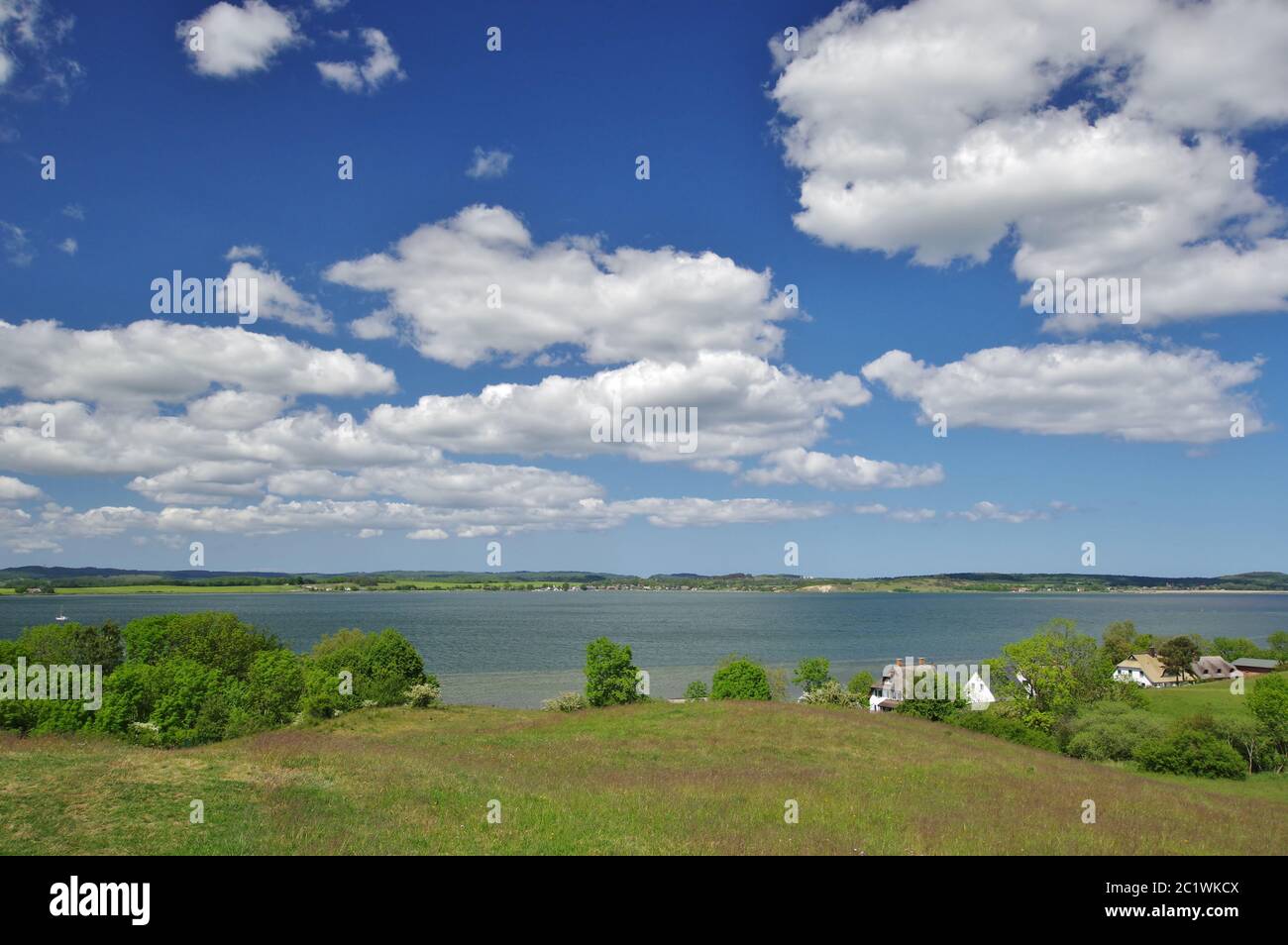 Vista panorámica: 'Zickersche Berge', dirección de observación 'Hagensche Wiek' y 'Reddeviczer Höft', península Mönchgut, Isla de Rügen, Alemania, Europa Occidental Foto de stock