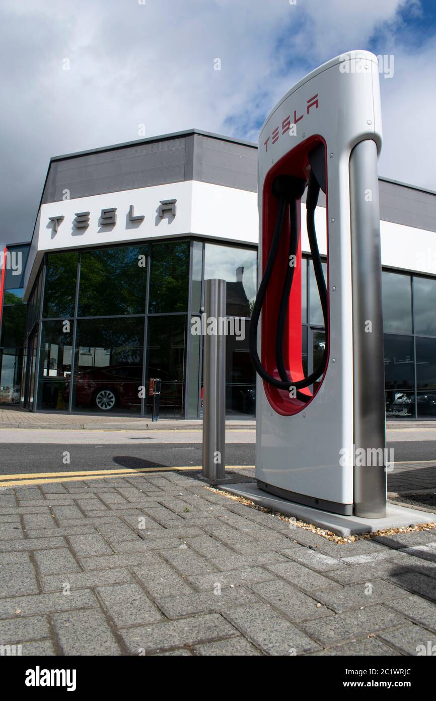 Tesla coche sala de exposición y servicio de garaje Heaton Capilla A6 con estación de carga Foto de stock