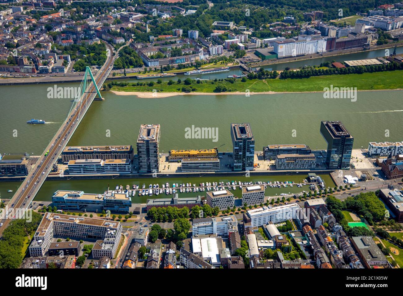 Kranhaeuser en el río Rin, puente Severinsbruecke de B55, 05.06.2019, vista aérea, Alemania, Renania del Norte-Westfalia, Renania, Colonia Foto de stock