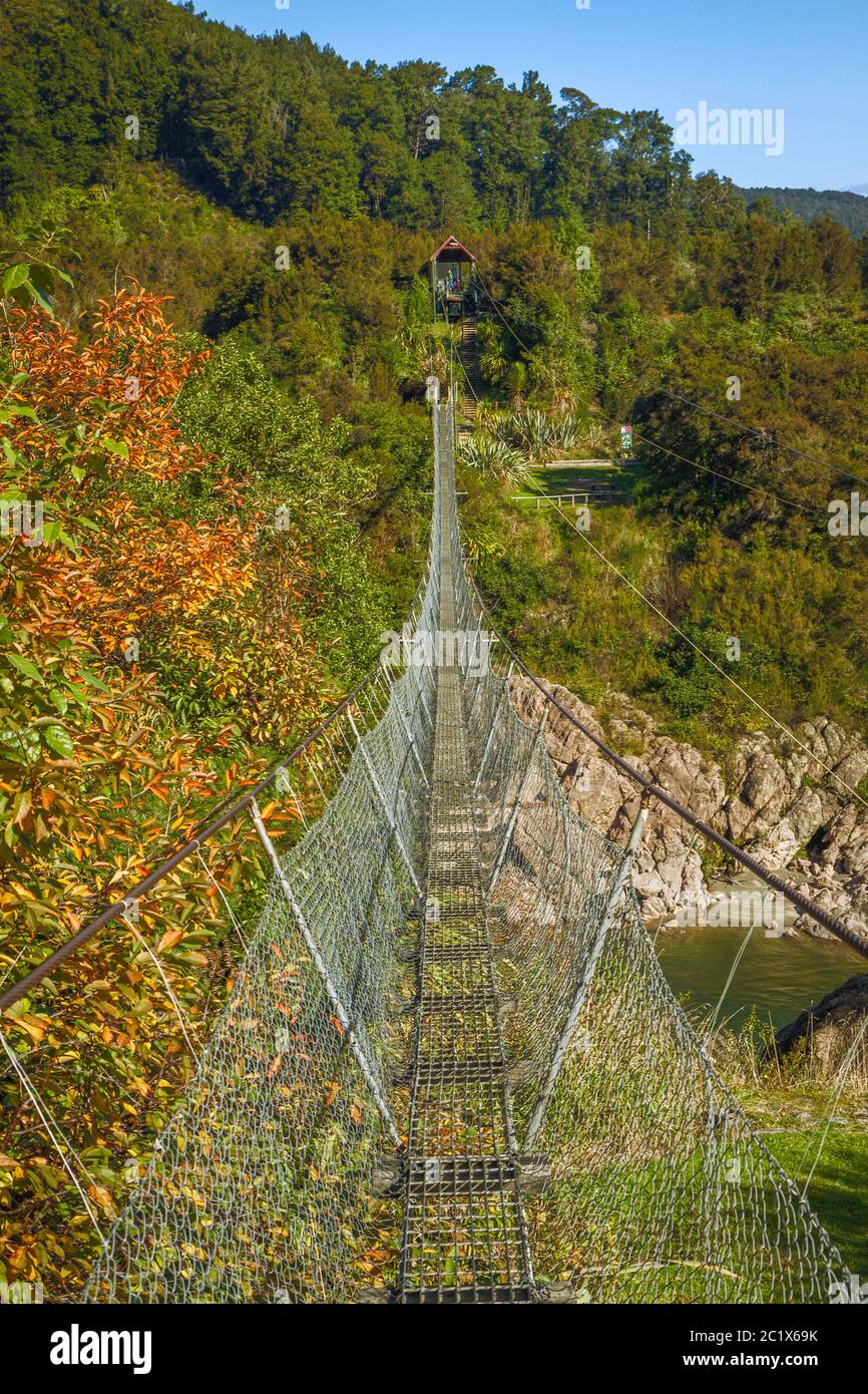 Puente colgante más largo de Nueva Zelanda durante el Buller Gorge Foto de stock
