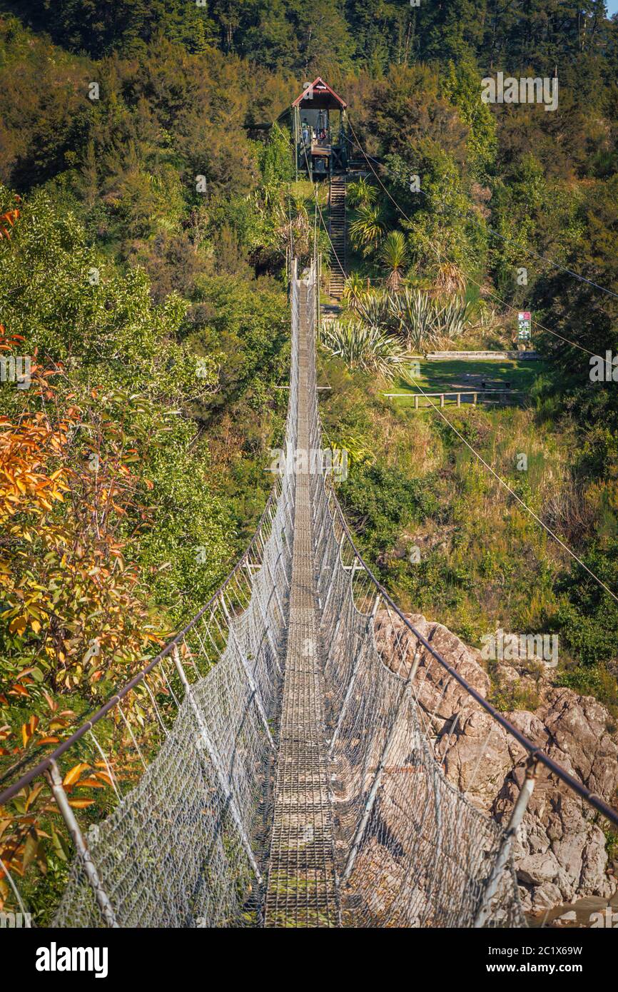 Puente colgante más largo de Nueva Zelanda durante el Buller Gorge Foto de stock