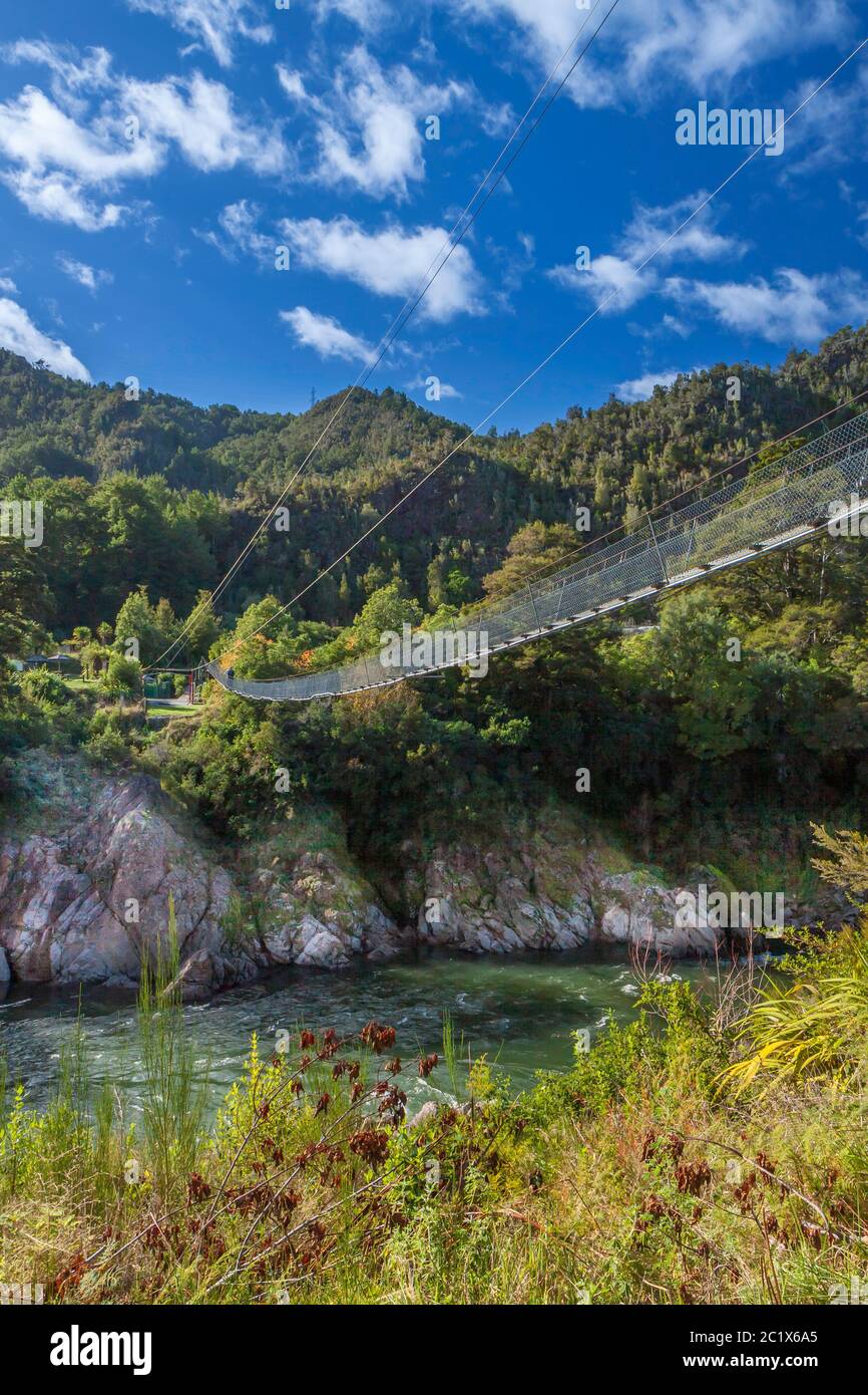 Puente colgante más largo de Nueva Zelanda durante el Buller Gorge Foto de stock