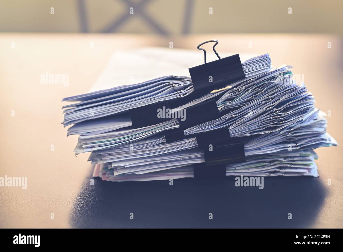 Primer plano de la pila de documentos en el escritorio de la oficina, pila de papel de negocios en la mesa Foto de stock