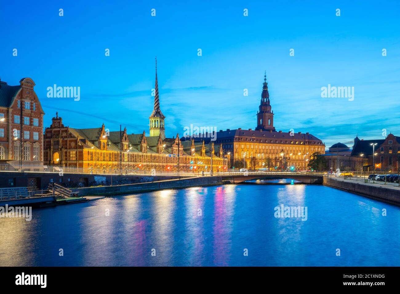 Vista nocturna del Palacio Christiansborg en Copenhague, Dinamarca Foto de stock