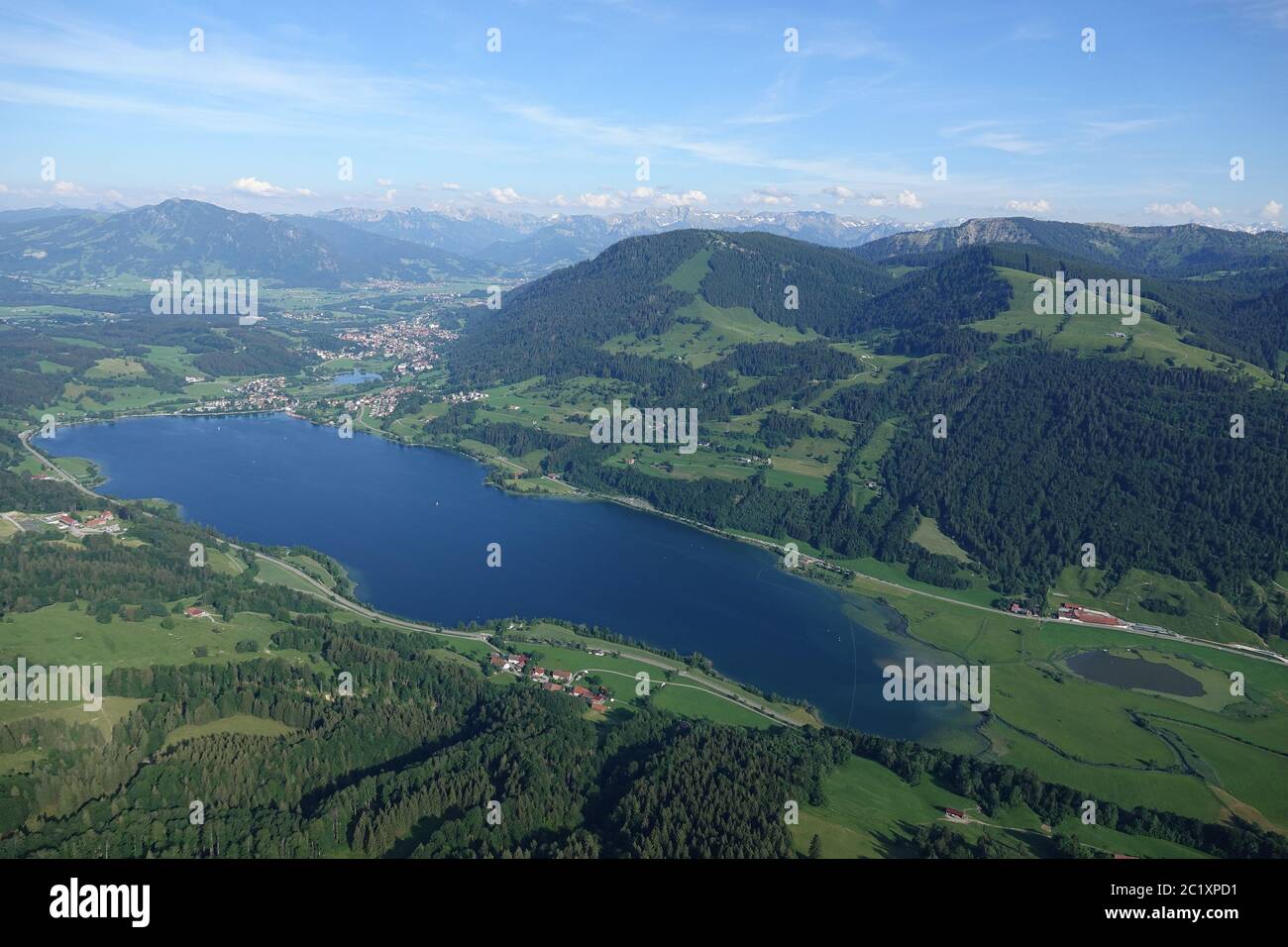 Vista aérea del paisaje en la AllgÃ¤u sobre el Alpsee en Immenstadt. Foto de stock